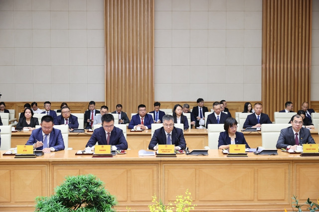 Tại tọa đàm, các doanh nghiệp Trung Quốc và các bộ, ngành Việt Nam trao đổi nghiêm túc, thẳng thắn, cầu thị, chân thành, trách nhiệm cao, đề xuất các ý tưởng, sáng kiến hợp tác thiết thực để trụ cột hợp tác kinh tế, thương mại, đầu tư ngày càng thực chất sâu sắc hơn. Ảnh: VGP/Nhật Bắc Tại tọa đàm, các doanh nghiệp Trung Quốc và các bộ, ngành Việt Nam trao đổi nghiêm túc, thẳng thắn, cầu thị, chân thành, trách nhiệm cao, đề xuất các ý tưởng, sáng kiến hợp tác thiết thực để trụ cột hợp tác kinh tế, thương mại, đầu tư ngày càng thực chất sâu sắc hơn. Ảnh: VGP/Nhật Bắc