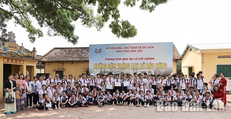 Học sinh trên địa bàn TP. Buôn Ma Thuột tìm hiểu, trải nghiệm tại Nhà đày Buôn Ma Thuột. Học sinh trên địa bàn TP. Buôn Ma Thuột tìm hiểu, trải nghiệm tại Nhà đày Buôn Ma Thuột.