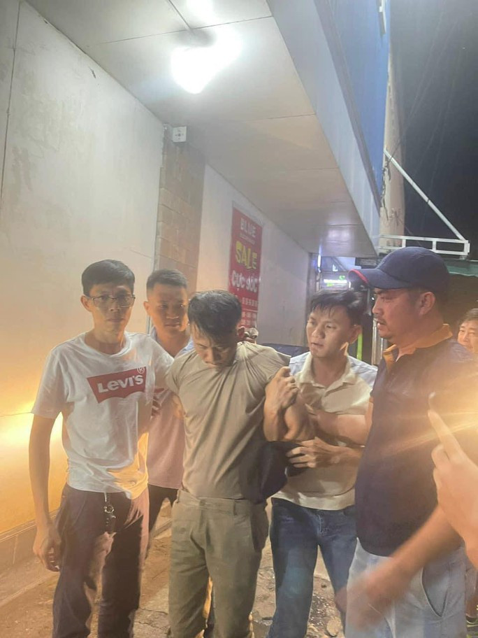 Bắt kẻ cướp dùng súng xông vào nhà sách ở Đồng Nai - Ảnh 1. Đối tượng dùng súng xông vào nhà sách cướp tài sản đã bị bắt giữ