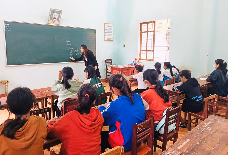 Lớp học miễn phí của chị Nguyễn Thu Phương được tổ chức trong dịp hè. Ảnh: Mai Ka