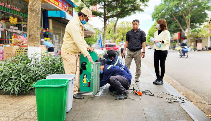 Thành phố Pleiku lắp đặt thùng rác thông minh tại khu vực công cộng giúp người dân hình thành thói quen phân loại rác thải. Ảnh: Anh Huy