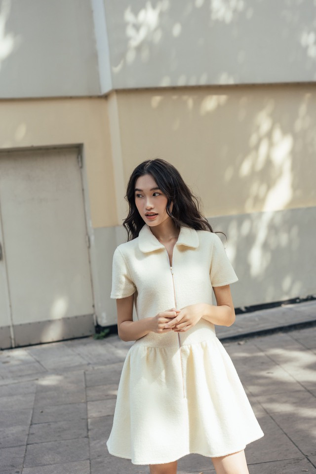 Trong chiếc đầm dạ trẻ trung với thiết kế kéo khóa, chân váy chữ A xòe xếp nếp và chiếc cổ ve tròn kiểu cánh sen, Doãn Hải My khoe vẻ đẹp trẻ trung, thùy mị ngỡ ngàng Trong chiếc đầm dạ trẻ trung với thiết kế kéo khóa, chân váy chữ A xòe xếp nếp và chiếc cổ ve tròn kiểu cánh sen, Doãn Hải My khoe vẻ đẹp trẻ trung, thùy mị ngỡ ngàng
