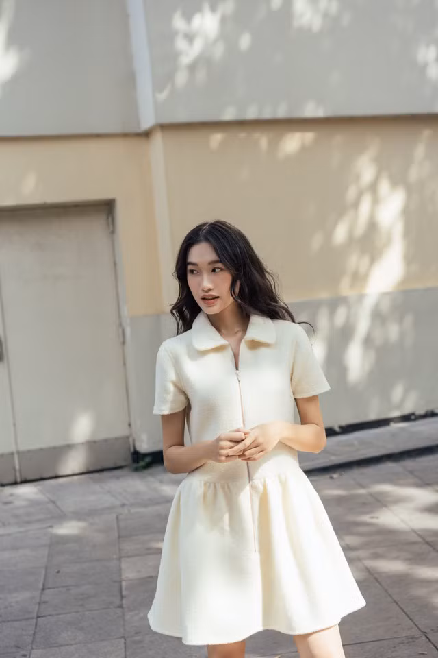 Trong chiếc đầm dạ trẻ trung với thiết kế kéo khóa, chân váy chữ A xòe xếp nếp và chiếc cổ ve tròn kiểu cánh sen, Doãn Hải My khoe vẻ đẹp trẻ trung, thùy mị ngỡ ngàng