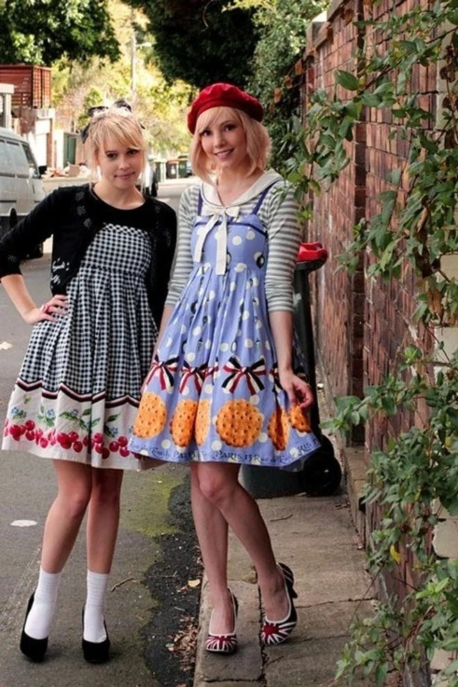 Những chiếc váy của phong cách được trang trí ít ren hơn vì thế chúng &quot;bớt&quot; kén người và dễ đến các văn phòng làm việc hơn. Ví dụ đường cắt của váy ở Otome Kei có thể tương tự như Lolita nhưng thoải mái hơn và thường mặc không có váy lót. Ảnh: J FASHION, LARMEKEI