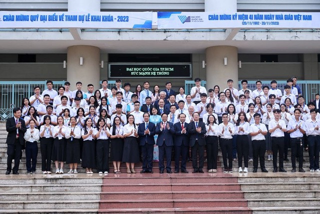 Thủ tướng và các đại biểu chụp ảnh lưu niệm với thầy và trò ĐHQG TPHCM - Ảnh: VGP/Nhật Bắc Thủ tướng và các đại biểu chụp ảnh lưu niệm với thầy và trò ĐHQG TPHCM - Ảnh: VGP/Nhật Bắc
