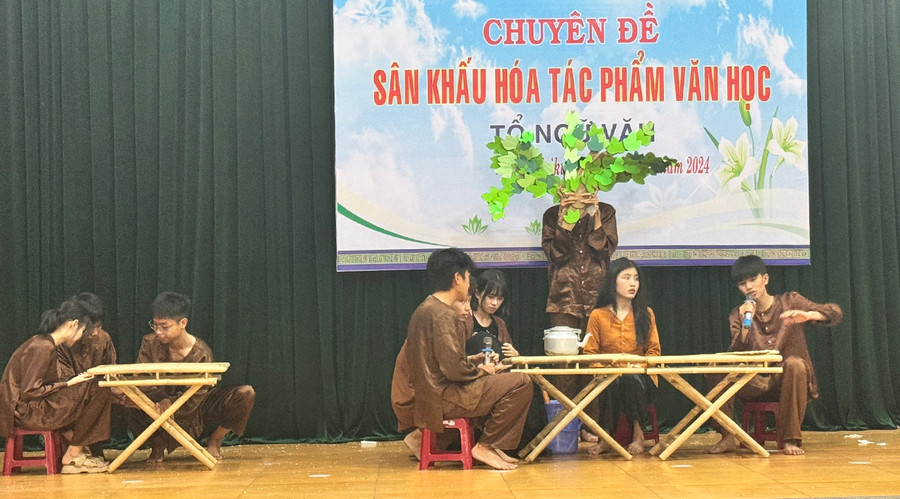 Tác phẩm Làng của nhà văn Kim Lân được học sinh Trường THPT chuyên Hùng Vương tái hiện trên sân khấu (ảnh đơn vị cung cấp).
