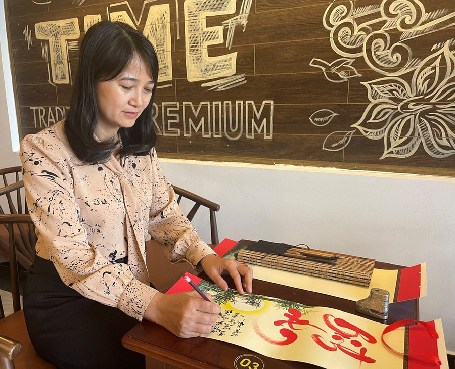 Đam mê thư pháp từ rất lâu nhưng hơn 1 năm trở lại đây, chị Trần Tuyết Hạnh-Giáo viên Mỹ thuật Trường THCS Nguyễn Du (TP. Pleiku) mới có cơ hội thỏa sức với con chữ. Ảnh: P.D Đam mê thư pháp từ rất lâu nhưng hơn 1 năm trở lại đây, chị Trần Tuyết Hạnh-Giáo viên Mỹ thuật Trường THCS Nguyễn Du (TP. Pleiku) mới có cơ hội thỏa sức với con chữ. Ảnh: P.D
