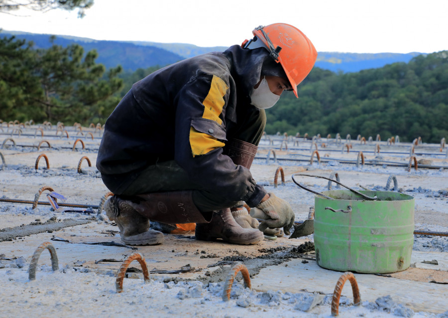 Công nhân làm việc trên mặt cầu cải tuyến sắp hoàn thành. Công nhân làm việc trên mặt cầu cải tuyến sắp hoàn thành.