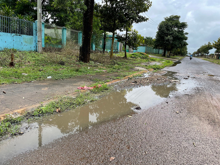 Nước thải từ Công ty TNHH Hải Phong chảy trực tiếp ra đường vành đai số 3. Ảnh: L.V.N