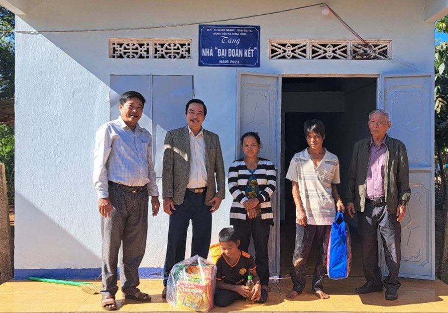 Hội Bảo trợ người khuyết tật và bảo vệ quyền trẻ em tỉnh bàn giao nhà Đại đoàn kết cho em Ksor Tuấn-người khuyết tật ở xã Ia Din (huyện Đức Cơ). Ảnh: Phan Thủy Hội Bảo trợ người khuyết tật và bảo vệ quyền trẻ em tỉnh bàn giao nhà Đại đoàn kết cho em Ksor Tuấn-người khuyết tật ở xã Ia Din (huyện Đức Cơ). Ảnh: Phan Thủy