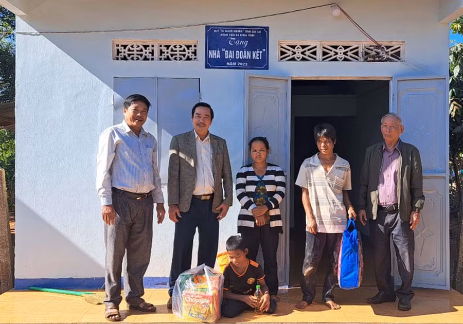 Hội Bảo trợ người khuyết tật và bảo vệ quyền trẻ em tỉnh bàn giao nhà Đại đoàn kết cho em Ksor Tuấn-người khuyết tật ở xã Ia Din (huyện Đức Cơ). Ảnh: Phan Thủy