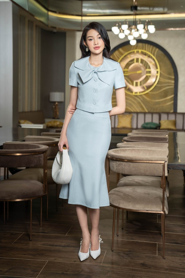 Với các mẫu áo lửng (crop top), chân váy bút chì/ quần lưng cao sẽ tạo hiệu quả hack dáng tốt nhất khi được mix match hợp lý giúp tạo ra tỉ lệ đẹp cho từng phần cơ thể. Khi mặc trang phục màu light blue, nàng có thể kết hợp phụ kiện và giày theo sở thích - tone trắng giúp tôn vẻ trang nhã dịu dàng, tone đen tạo điểm nhấn về sự chín chắn trưởng thành.