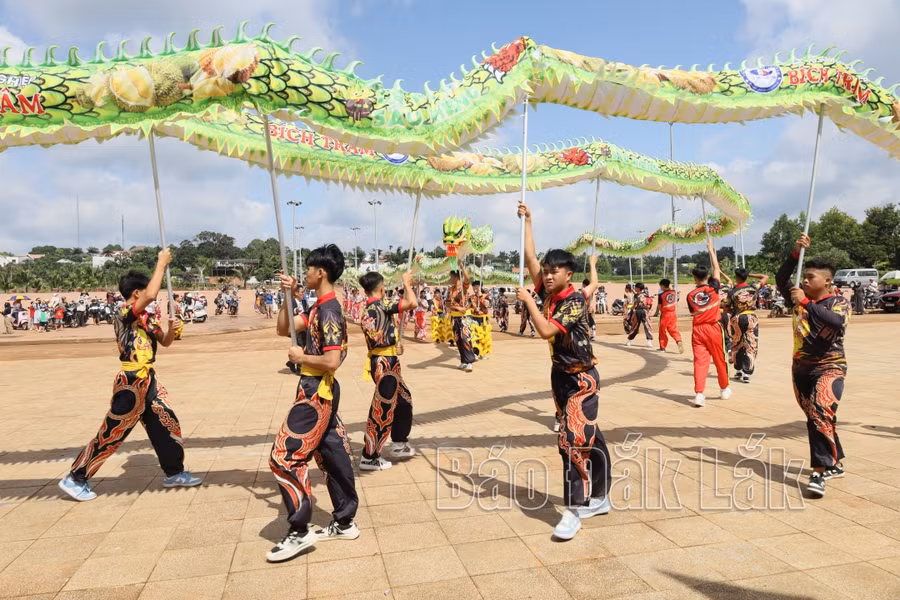 Con rồng được múa biểu diễn cho các đại biểu và nhân dân xem.