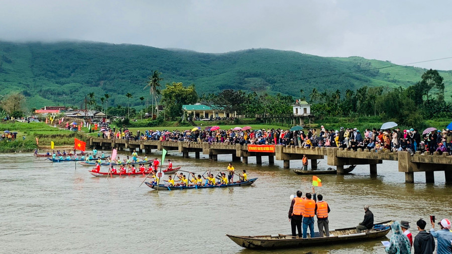 Các vận động viên chuẩn bị đua thuyền truyền thống trên sông Vệ. Ảnh: Ngọc Diệu Các vận động viên chuẩn bị đua thuyền truyền thống trên sông Vệ. Ảnh: Ngọc Diệu