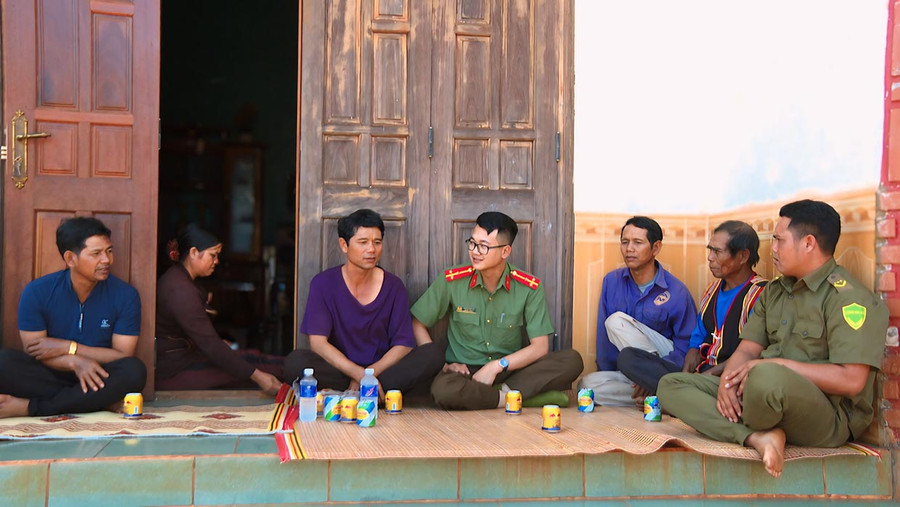 Lực lượng Công an và chính quyền xã Bờ Ngoong đến thăm hỏi, động viên những người vượt biên sang Thái Lan vừa trở về quê nhà. Ảnh: B.H Lực lượng Công an và chính quyền xã Bờ Ngoong đến thăm hỏi, động viên những người vượt biên sang Thái Lan vừa trở về quê nhà. Ảnh: B.H