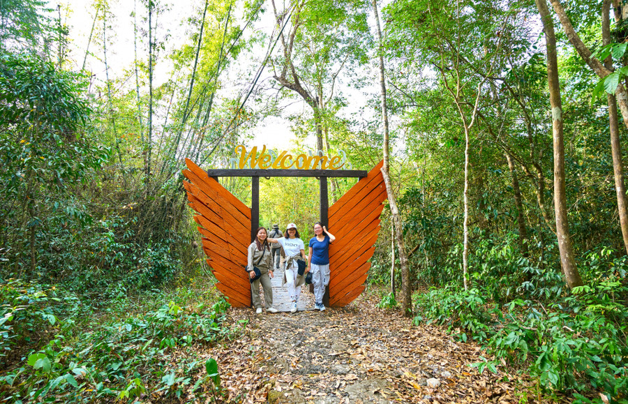 Du khách tham gia tua trải nghiệm đi bộ băng rừng già hơn 5 km vào Bầu Sấu thuộc VQG Cát Tiên