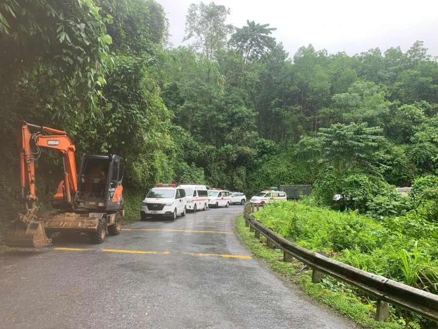 Xe cấp cứu đưa các nạn nhân khỏi hiện trường. ẢNH VĂN MINH Xe cấp cứu đưa các nạn nhân khỏi hiện trường. ẢNH VĂN MINH