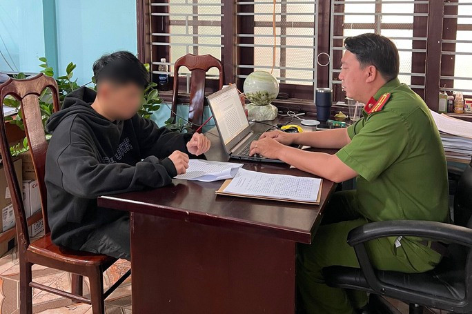 Hàng loạt xe khách giường nằm bị ném đá - Ảnh 2. Một thanh niên ném đá xe khách bị bắt giữ.