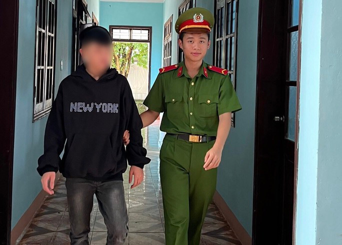 Hàng loạt xe khách giường nằm bị ném đá - Ảnh 3. Ngoài 2 đối tượng bị bắt giữ, cơ quan công an đang truy bắt các đối tượng liên quan.