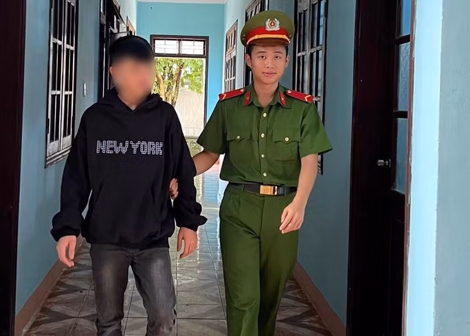 Hàng loạt xe khách giường nằm bị ném đá - Ảnh 3. Ngoài 2 đối tượng bị bắt giữ, cơ quan công an đang truy bắt các đối tượng liên quan.