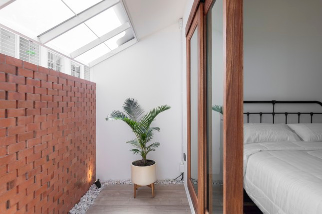 Để giúp ngôi nhà có cảm giác nhẹ nhàng hơn mà không làm gián đoạn cấu trúc ban đầu của nó. Cách phối màu được giữ ở mức tối thiểu với tông màu trắng và làm ấm bằng cách sử dụng các vật liệu phản ánh thiên nhiên, chẳng hạn như gạch, ngói và gỗ kết nối liền mạch giữa ngoại thất và nội thất.