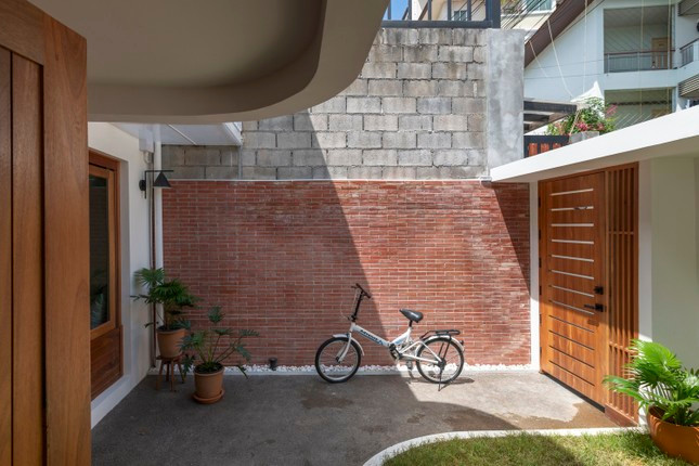 Chủ nhân ngôi nhà muốn thay đổi cách bố trí để phù hợp với cuộc sống và cách sử dụng hàng ngày của mình. Vì thế, 1 phòng đa năng gần lối vào của ngôi nhà được bổ sung cùng với một phòng vệ sinh riêng. Đối với tầng hai, 3 phòng ngủ nhỏ hơn được kết hợp thành một phòng ngủ chính rộng rãi có phòng tắm riêng và một phòng ngủ dành cho khách nhỏ hơn nhưng đủ thoải mái. Với chỗ đậu xe có sẵn gần khu nhà, bãi đậu xe hiện tại phía trước ngôi nhà đã được biến thành một khu vườn.