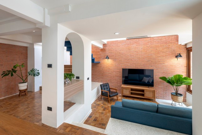 Cầu thang cạnh giếng trời được giữ sạch sẽ và tối giản nhất có thể để không cản trở ánh sáng tự nhiên, đồng thời việc bổ sung các màu sơn xanh ở đây tạo ra chiều sâu và mang lại cho ngôi nhà một cái nhìn độc đáo.