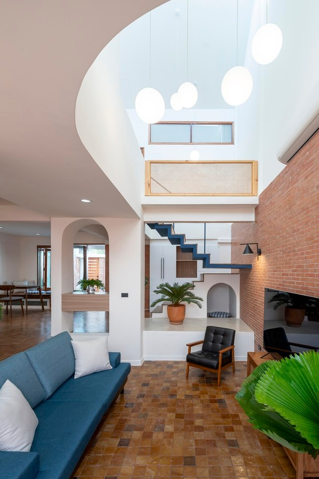 Giếng trời ban đầu trong nhà là thứ cần được làm nổi bật, kiến trúc sư quyết định nhấn mạnh bằng cách loại bỏ một phần tầng hai để tạo ra khoảng thông tầng kết nối khu vực sinh hoạt ở tầng một với giếng trời, biến đây trở thành thiết kế chủ đạo của toàn bộ quá trình cải tạo.