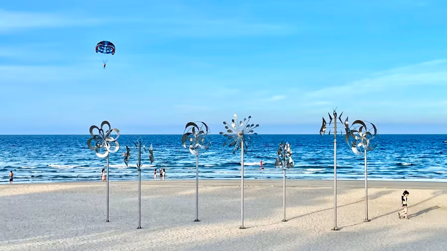 Cụm mô hình Vườn hoa gió trên bãi cát trước Công viên Lăng Ông (P.Phước Mỹ, Q.Sơn Trà) với vật liệu inox, có thể xoay được khi có gió biển tạo điểm nhấn cảnh quan đặc sắc, cụm trang trí được chiếu sáng nghệ thuật ban đêm. Ảnh: Nguyễn Tú