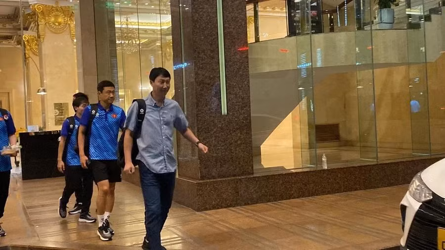 HLV Kim Sang-sik và đội tuyển rời khách sạn vào rạng sáng 8.6. Ảnh TED TRẦN TV