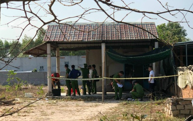 Lực lượng chức năng khám nghiệm hiện trường. Ảnh: NGUYỄN LONG