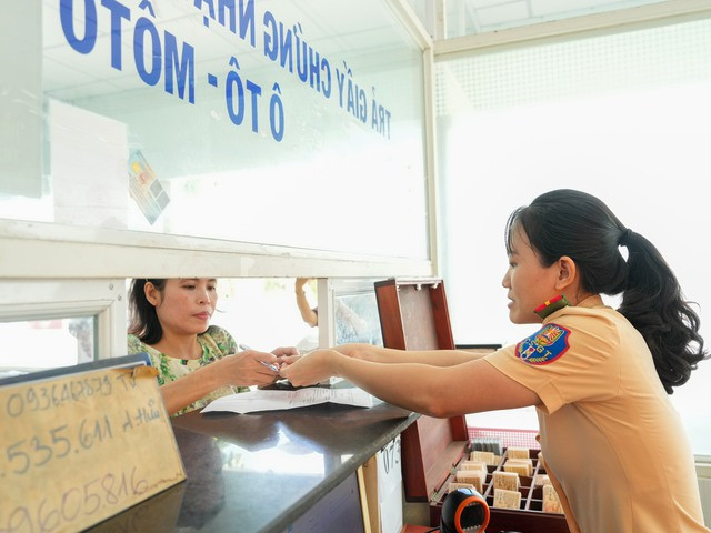 Biển số xe theo mã định danh là gì, thủ tục cấp? - Ảnh 3. Chủ xe được cấp biển số định danh ngay nếu hồ sơ hợp lệ. Ảnh: ĐỘC LẬP