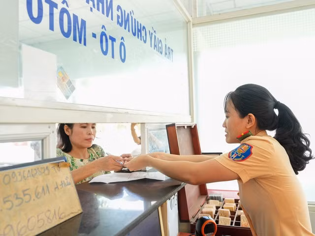 Chủ xe được cấp biển số định danh ngay nếu hồ sơ hợp lệ. Ảnh: ĐỘC LẬP