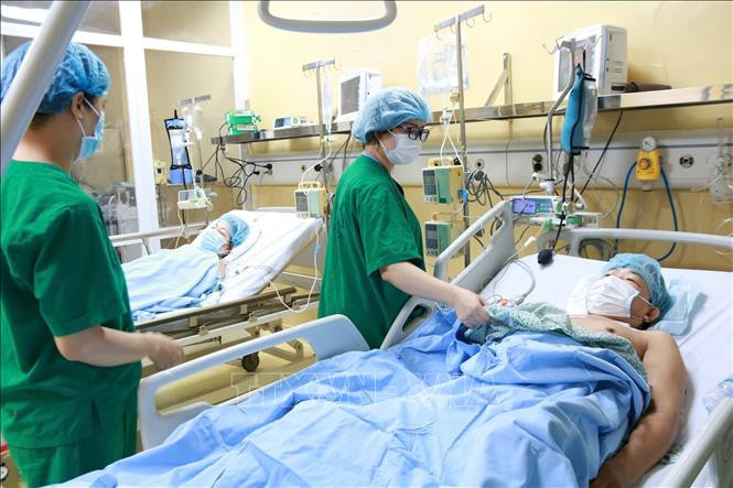 TS.BS Nguyễn Đình Hưng, Phó Giám đốc Phụ trách Sở Y tế Hà Nội trực tiếp thăm 2 bệnh nhân được ghép thận. Ảnh: TTXVN phát