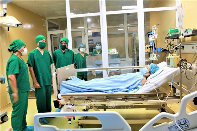 Hai bệnh nhân tỉnh táo, các chỉ số theo dõi sức khỏe sau ghép thận cơ bản ổn định. Ảnh: TTXVN phát