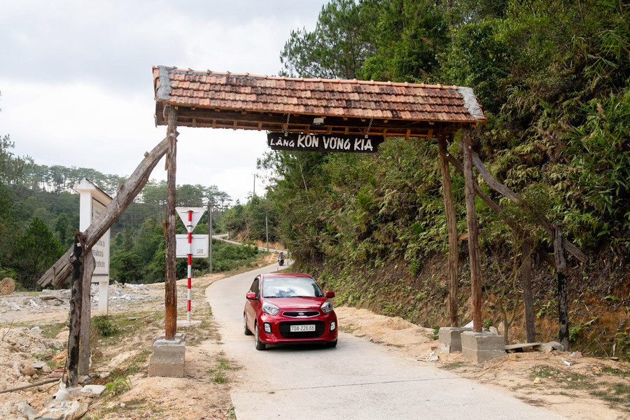 Thôn Kon Vơng Kia nằm bên Quốc lộ 24, cách trung tâm thị trấn Măng Đen khoảng 5km theo hướng đi tỉnh Quảng Ngãi.