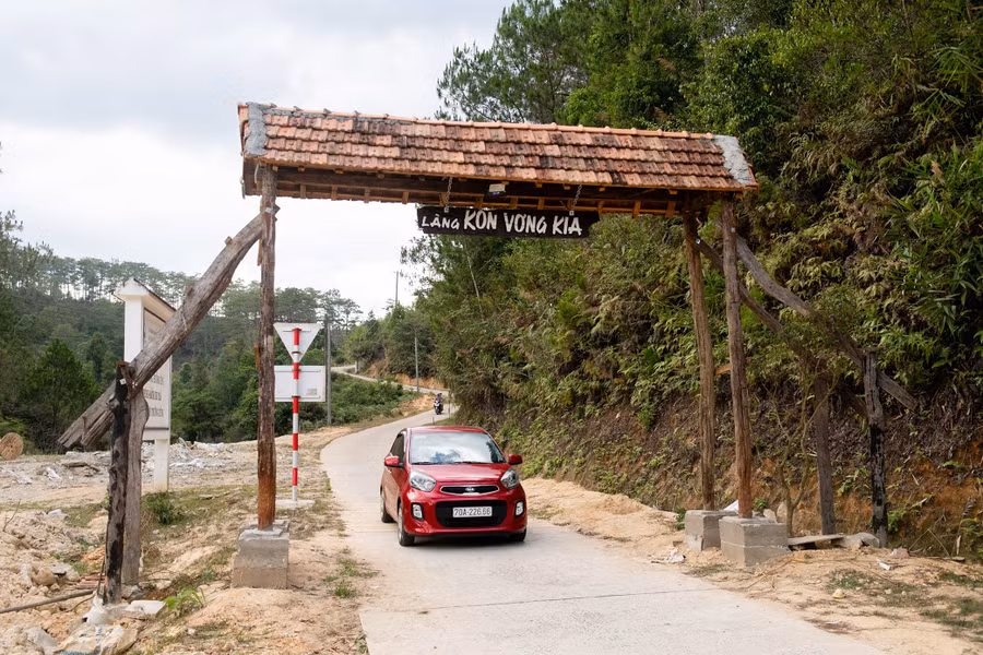 Thôn Kon Vơng Kia nằm bên Quốc lộ 24, cách trung tâm thị trấn Măng Đen khoảng 5km theo hướng đi tỉnh Quảng Ngãi.