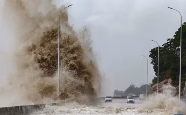 Sóng lớn ập vào bờ biển ở thị trấn Tam Sa, tỉnh Phúc Kiến, Đông Nam Trung Quốc hôm 25-7. Ảnh: Tân Hoa Xã