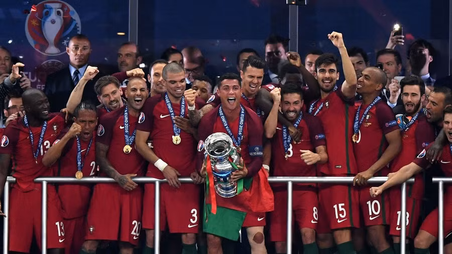 Ronaldo và các đồng đội ăn mừng chức vô địch EURO 2016. (Nguồn: Sky Sport)