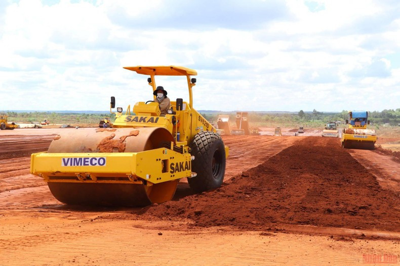 Phương tiện cơ giới thực hiện san nền phục vụ thi công giai đoạn 1 dự án sân bay Long Thành. Ảnh nguồn NDO Phương tiện cơ giới thực hiện san nền phục vụ thi công giai đoạn 1 dự án sân bay Long Thành. Ảnh nguồn NDO