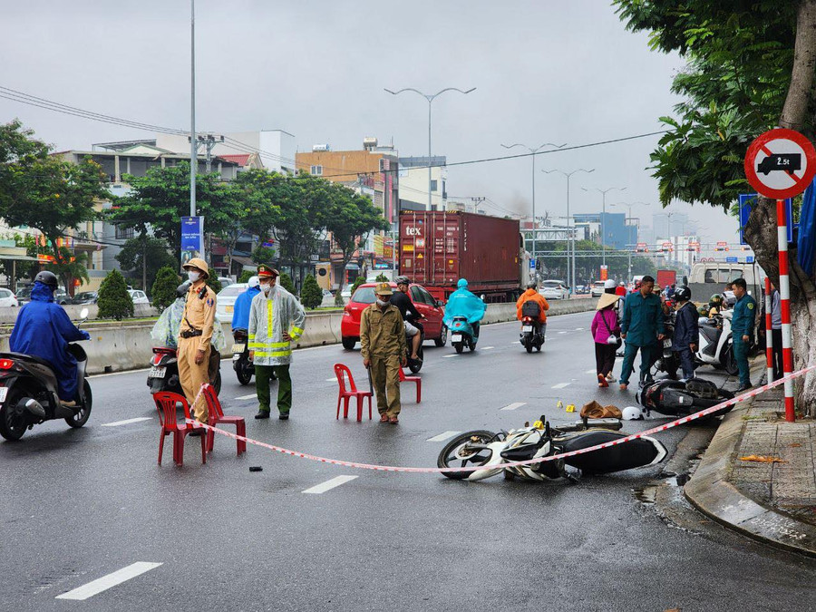 Hiện trường kẻ cướp bỏ chạy và bảo vệ đuổi theo cuop-ngan-hang-da-nang-1.jpg