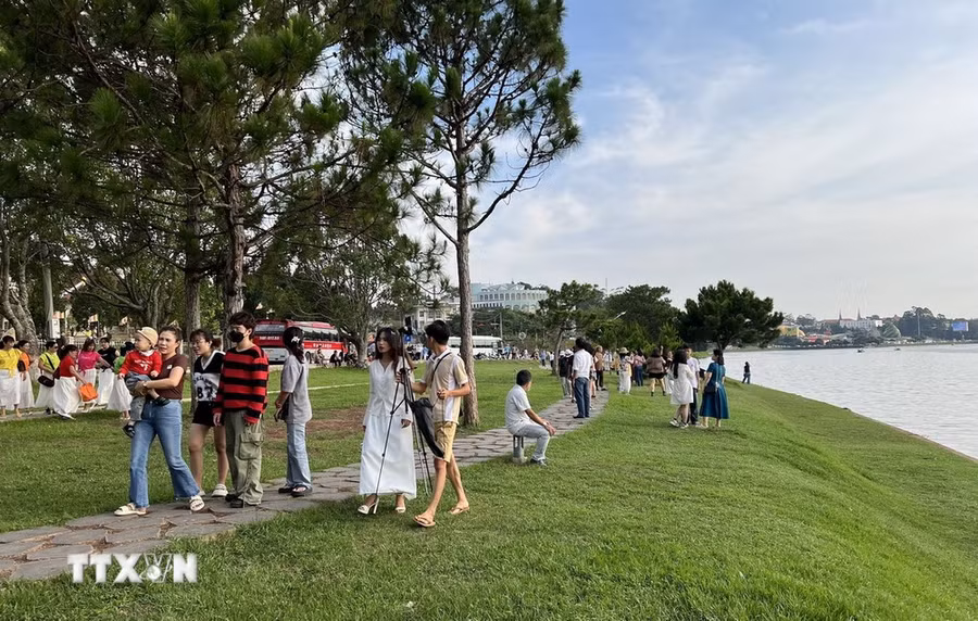 Du khách thoải mái vui chơi bên hồ Xuân Hương, Đà Lạt. (Ảnh: TTXVN phát) Du khách thoải mái vui chơi bên hồ Xuân Hương, Đà Lạt. (Ảnh: TTXVN phát)