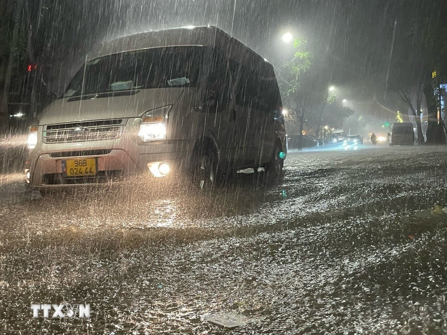 Mưa lớn làm ngập cục bộ một số tuyến phố. (Ảnh: An Đăng/TTXVN) Mưa lớn làm ngập cục bộ một số tuyến phố. (Ảnh: An Đăng/TTXVN)