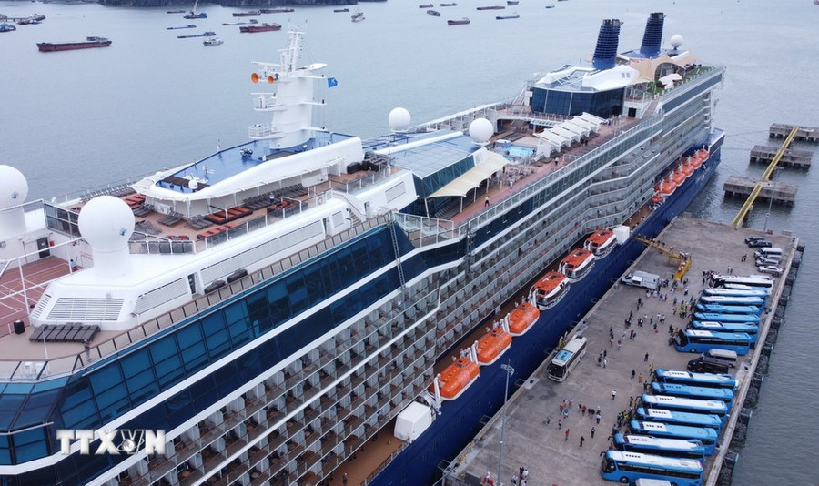 Ngày 13/11/2023, siêu du thuyền Celebrity Solstice (quốc tịch Malta) đã cập Cảng tàu khách quốc tế Hạ Long, đem theo gần 2.700 du khách châu Âu, Mỹ. (Ảnh: Thanh Vân/TTXVN) Ngày 13/11/2023, siêu du thuyền Celebrity Solstice (quốc tịch Malta) đã cập Cảng tàu khách quốc tế Hạ Long, đem theo gần 2.700 du khách châu Âu, Mỹ. (Ảnh: Thanh Vân/TTXVN)