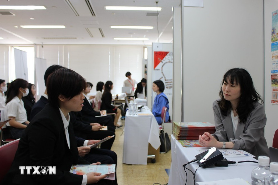 Chị Inoue Eri, đại diện Công ty Mori Kosan trao đổi thông tin với các bạn trẻ Việt Nam. (Ảnh: Phạm Tuân/TTXVN) Chị Inoue Eri, đại diện Công ty Mori Kosan trao đổi thông tin với các bạn trẻ Việt Nam. (Ảnh: Phạm Tuân/TTXVN)