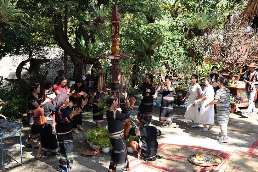 Du khách cùng nhân dân bản địa giao lưu điệu múa trong không gian cồng chiêng Tây Nguyên tại Khu Du lịch Sinh thái Ako-Ea. (Ảnh: Tuấn Anh/TTXVN) Du khách cùng nhân dân bản địa giao lưu điệu múa trong không gian cồng chiêng Tây Nguyên tại Khu Du lịch Sinh thái Ako-Ea. (Ảnh: Tuấn Anh/TTXVN)