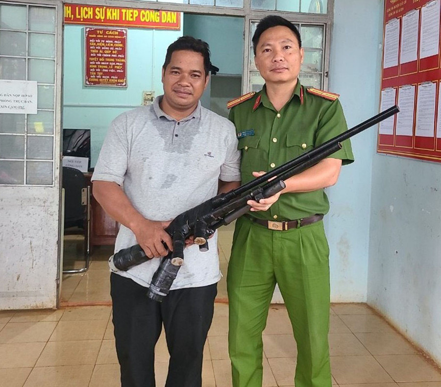 Nhờ thực hiện tốt công tác tuyên truyền, vận động, người dân đã mang vũ khí tự chế đến giao nộp cho Công an xã. Ảnh: V.H Nhờ thực hiện tốt công tác tuyên truyền, vận động, người dân đã mang vũ khí tự chế đến giao nộp cho Công an xã. Ảnh: V.H