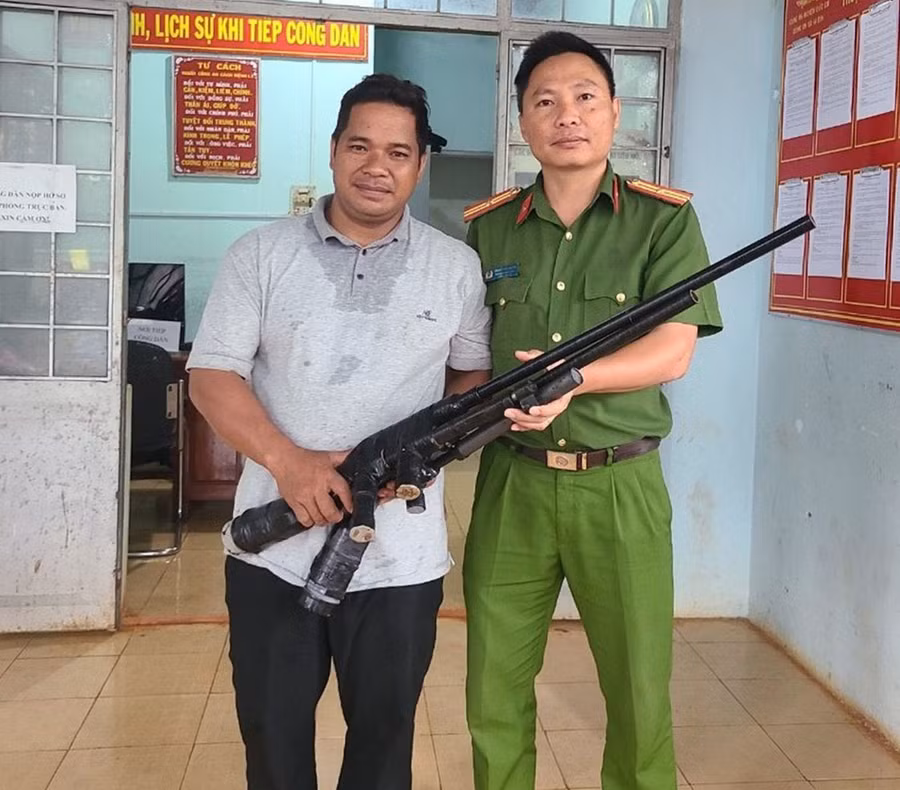 Nhờ thực hiện tốt công tác tuyên truyền, vận động, người dân đã mang vũ khí tự chế đến giao nộp cho Công an xã. Ảnh: V.H