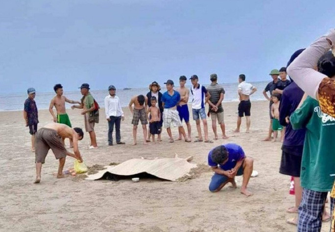 Hiện trường nơi xảy ra vụ 3 trẻ em chết đuối khi tắm biển. Ảnh: CTV Hiện trường nơi xảy ra vụ 3 trẻ em chết đuối khi tắm biển. Ảnh: CTV