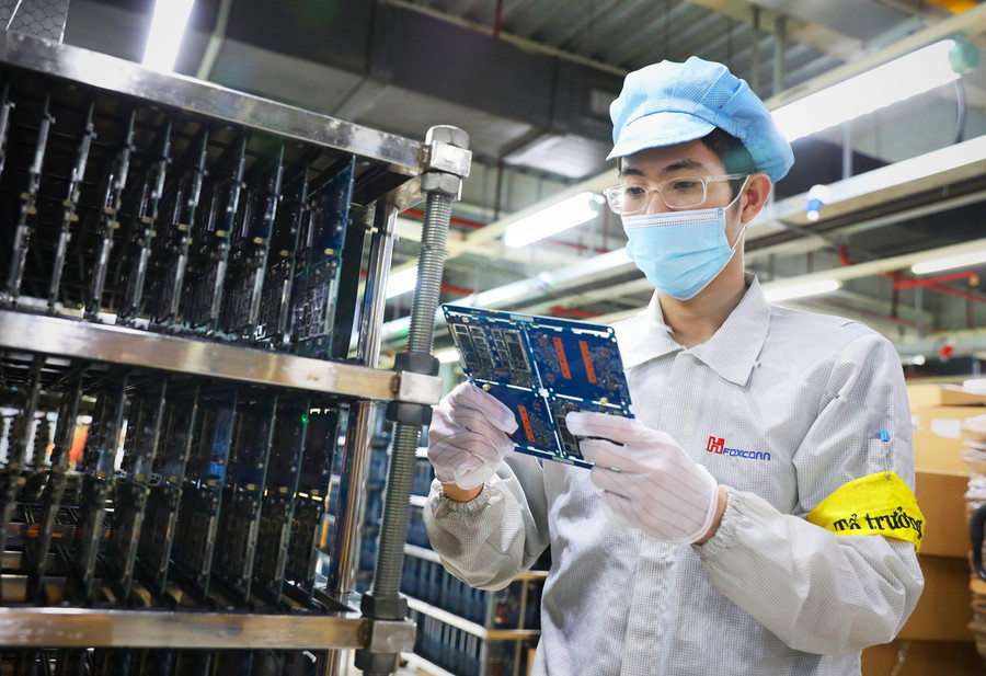 Sản xuất linh kiện điện tử tại Công ty Fuhong Precision Component tại Khu công nghiệp Đình Trám, tỉnh Bắc Giang. Ảnh: TTXVN Sản xuất linh kiện điện tử tại Công ty Fuhong Precision Component tại Khu công nghiệp Đình Trám, tỉnh Bắc Giang. Ảnh: TTXVN